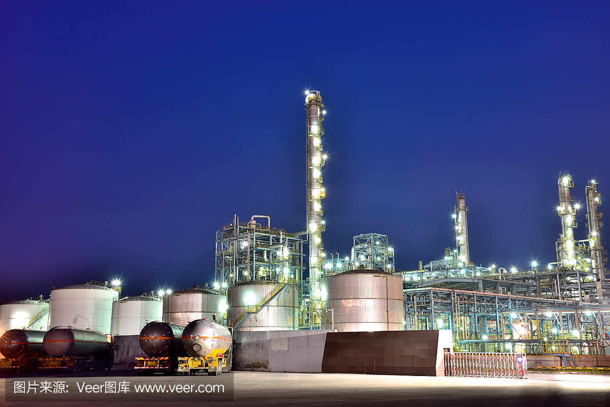 傍晚煉油廠的背景是油罐車